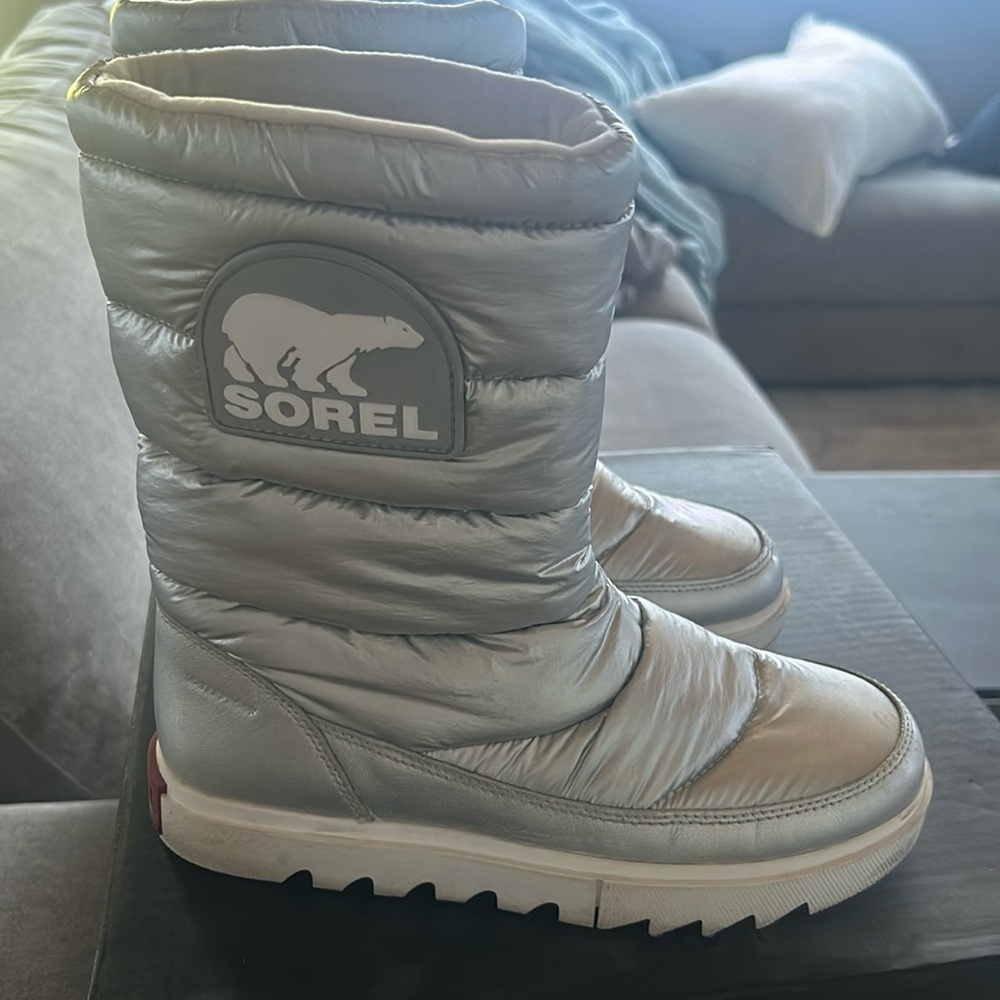 Sorel boots. Size 6 silver and white